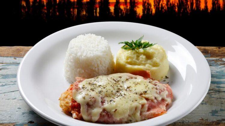 FILE DE FRANGO A PARMEGIANA