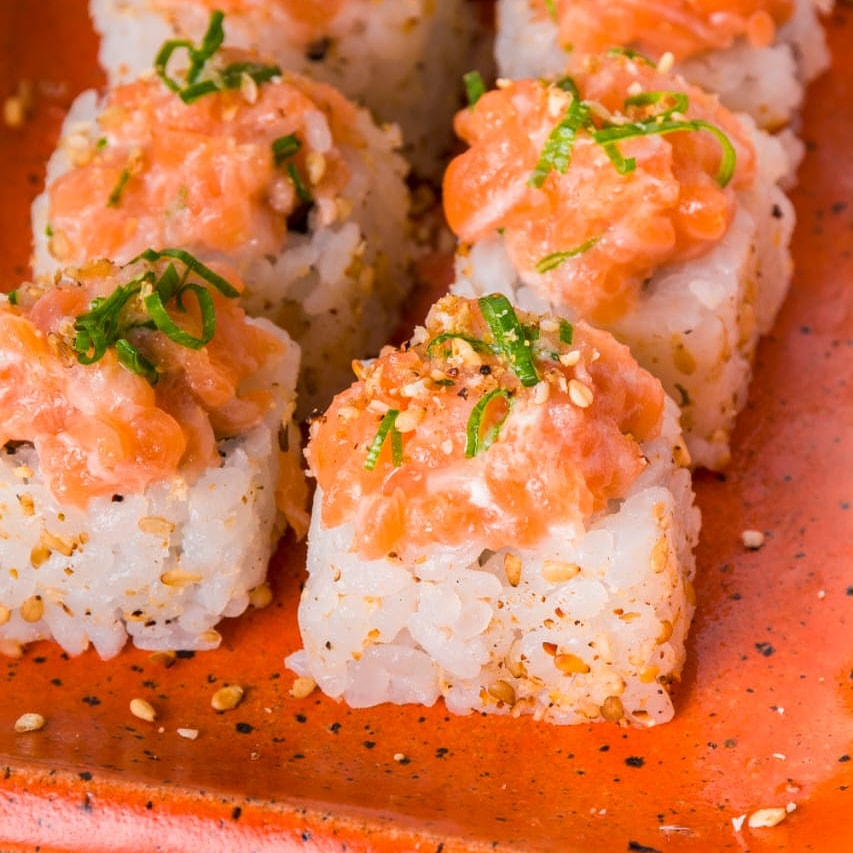 URAMAKI FILADELFIA COM TARTA DE SALMAO